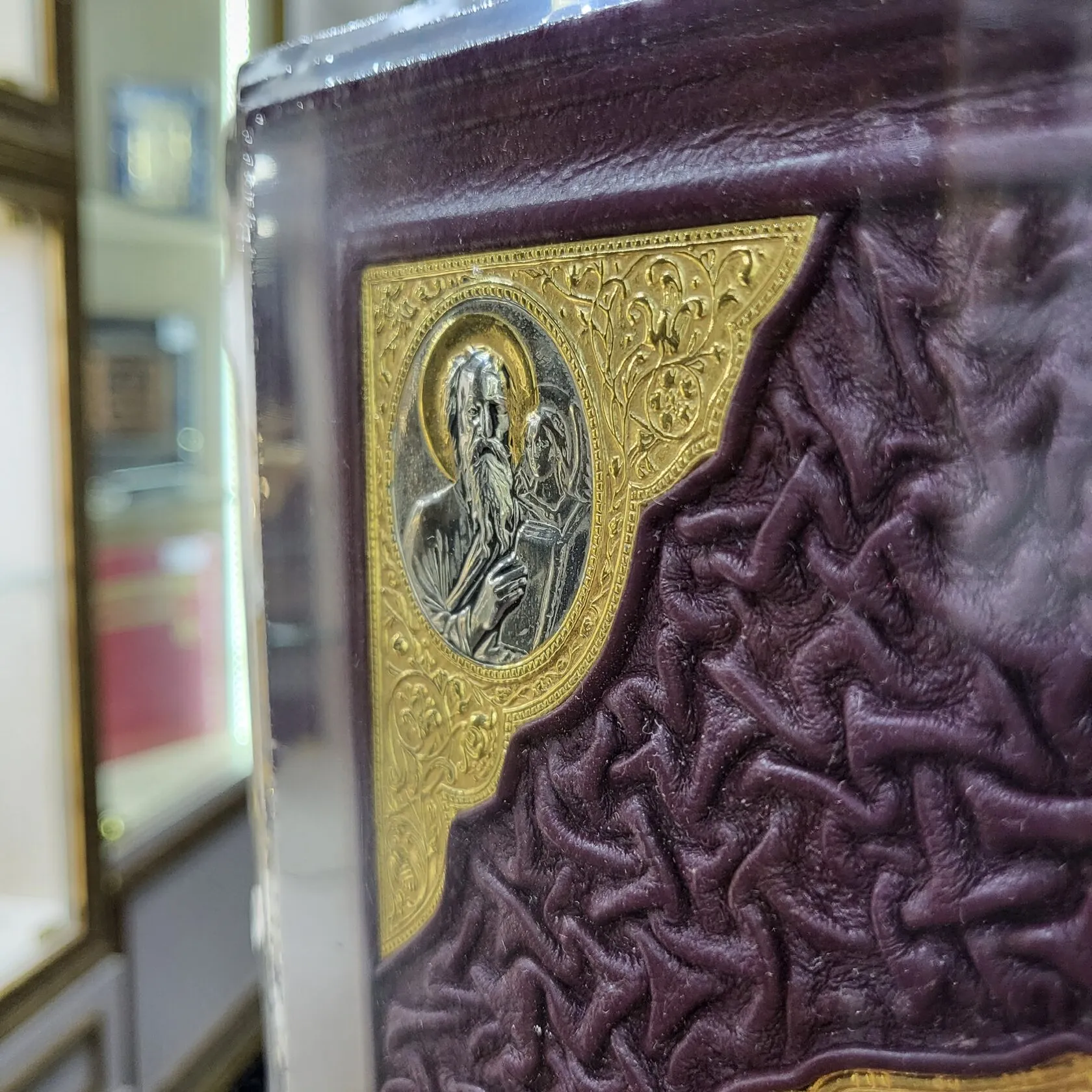 Библия с литьем